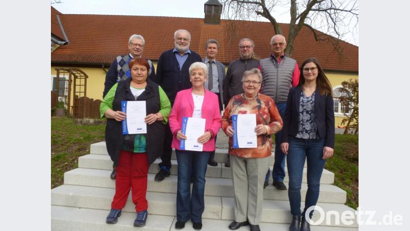 Treue Mitglieder sind die Säulen des VdK, sagte Kreisvorsitzender Josef Rewitzer (hinten Mitte) zu den Geehrten. Ihnen gratulierten auch Vorsitzender Franz Plößl (hinten links) und Kreisgeschäftsführerin Sarah Kellner (vorne rechts). Bild: bk
