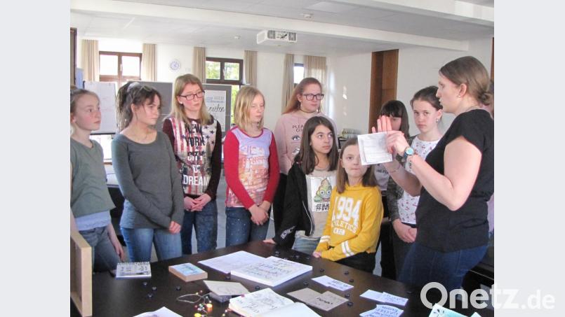 Referentin Johanna Meier (rechts) zeigt einführend unterschiedliche Techniken und Ideen zur Gestaltung von Schriftzügen auf. Bild: exb
