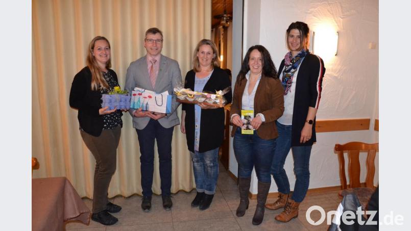 Zweite Vorsitzende Stefanie Zimmet, Bürgermeister Hermann Ach, Vorsitzende Renate Reisnecker, Schriftführerin Christine Kick und Kassenchefin Diana Hochhholzer (von links) stellen den Flyer des Kinderferienprogramms 2019 vor. Bild: gi