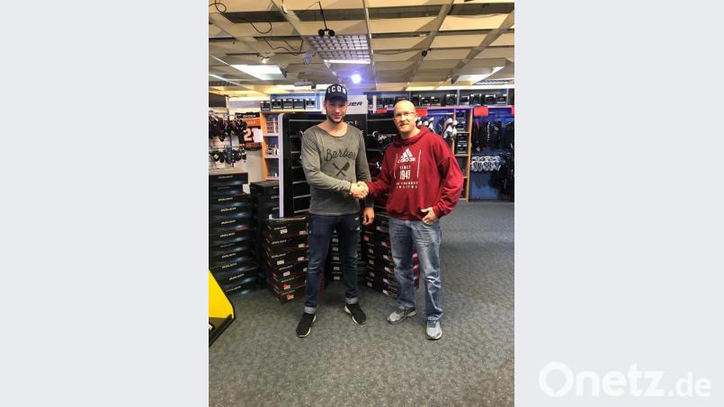 Dan Heilman (rechts.) begrüßt Neuzugang Carsten Metz. Der Löwen-Trainer, selbst 1,86 m groß, hat mit dem 25-jährigen nun einen zweiten „Turm“ im ERSC-Tor, neben Oli Engmann. Bild: pa