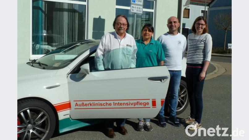 Geschäftsführer Johann Troidl (links) und Personalleiterin Martina Kurz (rechts) haben sich beim „Speed Dating“ für Betty und Domingo entschieden. Der Führerschein ist für den ambulanten Krankenpflegedienst wichtig. Bild: Portner