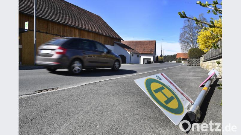 Hier soll eine Ampelanlage installiert werden: Die Straßenüberquerung soll für Kinder, die mit dem Schulbus fahren, sicherer werden. Bild: Petra Hartl