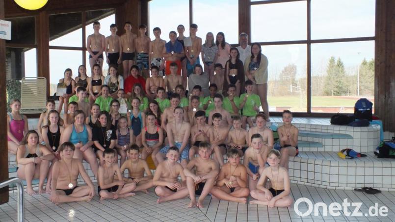 Die teilnehmenden Mannschaften beim Kreisfinale Schwimmen der weiterführenden Schulen mit Tirschenreuths Rektor Willi Trisl (obere Reihe, Zweiter von rechts) von oben nach unten: Realschule Kemnath (Altersklasse Mixed III), Mittelschule Kemnath (Mixed III), Grundschule Mitterteich (Mixed IV), Realschule Kemnath (Mixed IV), Mittelschule Wiesau (Mixed IV) und Mittelschule Waldsassen (Jungen IV). Bild: rbg