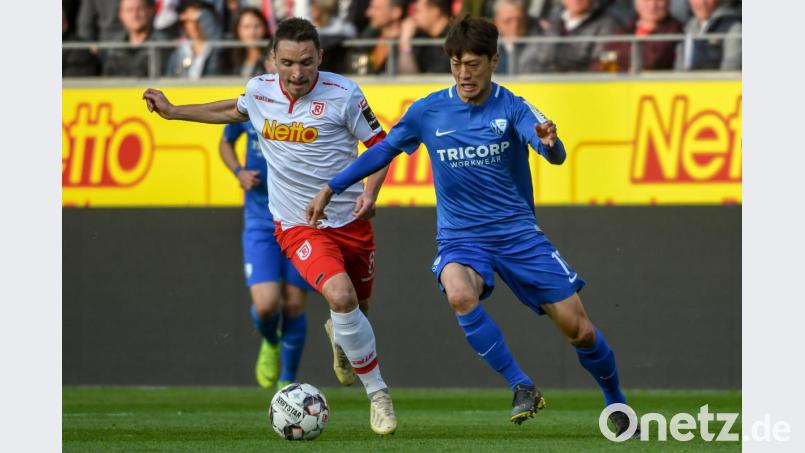 Jahn-Antreiber Andi Geipl (links) im Laufduell mit Bochums Südkoreaner Chung-Yong Lee. Bild: agentur_dpa