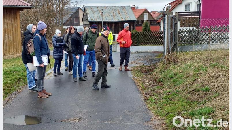 Gemeinsam erkundeten die Teilnehmer das Gelände im Projektgebiet Konnersreuth und erörterten die Fließwege des Wassers in der Fläche. Bild: exb
