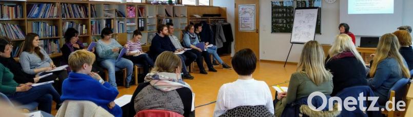 Die Teilnehmer in reger Diskussion mit den Referentinnen Elisabeth Scherb und Ilkay Gebhard von „Dornrose“ aus Weiden. Bild: exb