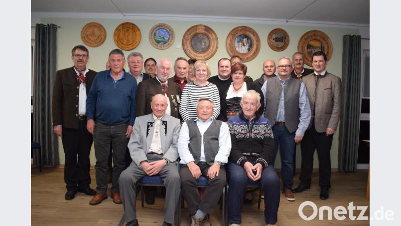 Eine lange Reihe von Mitgliedern konnten die &quot;Burgschützen&quot; für ihre Treue zum Verein auszeichnen. Zur Ehrung gratulierten Bürgermeister Martin Schwandner (rechts) und Schützenmeister Martin Wolf (links). Bild: bnr