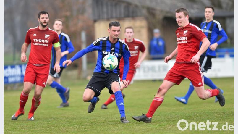 Josef Rodler (Mitte), Szene gegen die Pfreimder Michael Prey (links) und Michael Brummer, erzielte im Hinspiel gegen Ettmannsdorf den Goldenen Treffer. Bild: A. Schwarzmeier