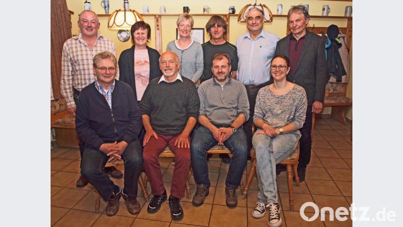Dritter Bürgermeister Gerhard Schnabel (links) und Zweiter Bürgermeister Josef Weinfurtner gratulierten den Beisitzern Fridolin Groß, Max Wagner, Petra Haas, Michaela Hetzenecker (stehend von rechts), Kassiererin Franziska Bösl, Vorsitzendem Hubert Haas, dessen Stellvertreter Werner Meiler und Schriftführer Albert Kräuter (sitzend von rechts) zur Wahl. Bild: sön