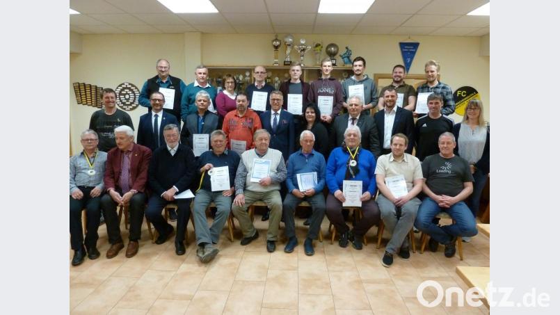 Langjährige Mitglieder ehrte Vorsitzender Harald Siegert (Zweiter, 2. Reihe von links) bei der Jahreshauptversammlung des FC Tirschenreuth. Mit im Bild 1. Bgm. Franz Stahl, 2. Bgm. Peter Gold und Sport- und Jugendbeauftragter Huberth Rosner (Fünfter, Siebter und Achter, 2.Reihe von links)
Oberste Reihe von links: Wolfgang Schober, Albert Bauer, Angelika Sticht, Thomas Haydn, Bastian Rother, Niko Rößler, David Prokesch. Mittlere Reihe von links: Walter Siegert, Harald Siegert, Ralph Dollak, Reinhard Schwarz, 1.Bgm. Franz Stahl, Kathrin Schramm, 2. Bgm. Peter Gold, Sport- und Jugendbeauftragter Huberth Rosner, Thomas Schramm, Kerstin Burkhard. Sitzend von links: Gerhard Wagenknecht, Kurt Schuller, Gerald Davignon, Peter Ruppert, Heinz Winter, Berthold Zant, Robert Fiedler, Thomas Kruppa, Gerald Müller. Bild: wga