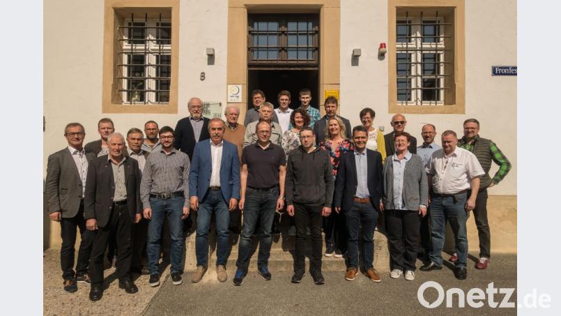 Um für die Zukunft gut gerüstet zu sein, diskutiert der erweitert Vorstand des CSU-Ortsverbandes Kemnath mit Vorsitzendem Werner Nickl sowie seinen beiden Stellvertretern Hans Prieschenk (von links) und Roman Schäffler (vorne, Vierter von links) bei einer Klausurtagung die aktuellen Probleme der Stadt und ihrer Ortsteile. Bild: jzk