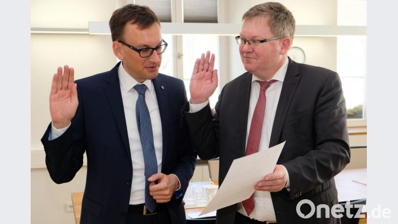 Oberbürgermeister Michael Cerny (rechts) mit dem neuen Leiter des Referates für Finanzen, Wirtschaft und Europaangelegenheiten der Stadt Amberg Jens Wein. Bild: Susanne Schwab, Stadt Amberg/exb