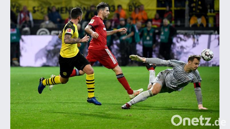 Paco Alcacer (links) trifft im Hinspiel zum 3:2 für Dortmund. Bayerns Javi Martinez (Mitte) und Torwart Manuel Neuer können nichts mehr machen. Am Samstag im Rückspiel hat der BVB nochmal eine große Chance zu gewinnen. In den nächsten Spielzeiten wohl nicht mehr. Bild: Ina Fassbender/dpa