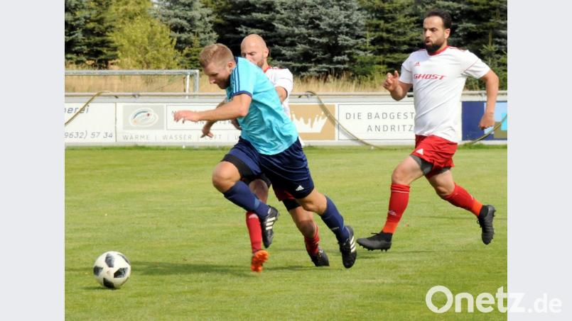 Die Sportfreunde Kondrau empfangen am Sonntag den Nachbarrivalen TSV Konnersreuth. Das Hinspiel im August 2018 gewannen die Konnersreuther mit 4:0. Hier setzt sich Matthias Härtl (links) gegen die Kondrauer Jakub Ryba und Safak Goybulak (rechts) durch. Bild: hho