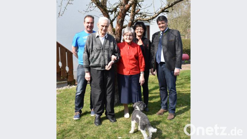 Klara und Alfred Braun feiern das Fest der Diamantenen Hochzeit. Dazu gratuliert neben den Kindern Martin (links) und Roswitha auch Bürgermeister Edgar Knobloch (rechts). Bild: rgr