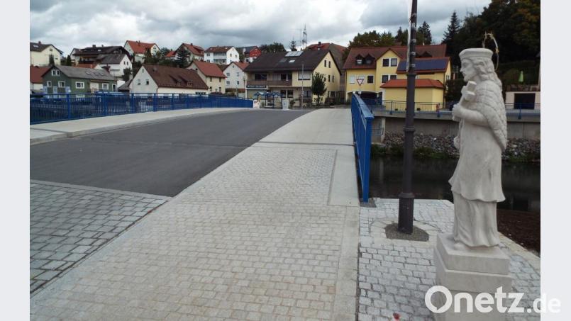 Brückenheiliger Nepomuk an fertiggestellter Brücke in Theuern. Bild: e
