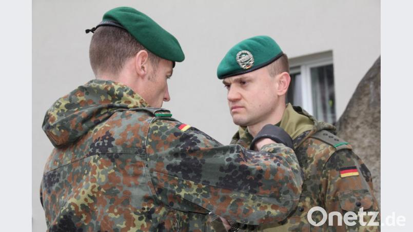 Hauptmann Stefan Horky (rechts) erhielt durch Oberstleutnant Andreas Bleek die Ehrennadel des Panzergrenadierbataillons überreicht. Bild: frd
