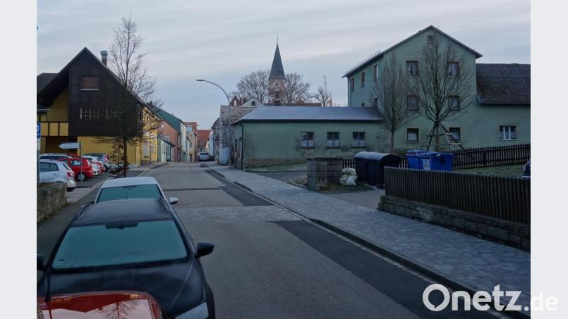 Um die verschärfte Parksituation in der Pfarrgasse zu entzerren, beschließt der Stadtrat den Abriss der einstigen Brauerei Würschinger (rechts), um dort Parkplätze zu errichten. Bild: fjo