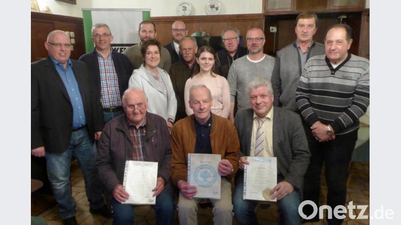 Die Kreisverkehrswacht hat bei ihrer Hauptversammlung Johann Bächer (vorne, von links), Wilfried Tilgner und Günter Stich für jahrzehntelanges verkehrssicheres Führen eines Fahrzeugs im Straßenverkehr mit einer Urkunde ausgezeichnet; dahinter ist der neu gewählte Vorstand mit Schatzmeisterin Selina Deubzer (Bildmitte), Geschäftsführer Tobias Wirth (links), Schriftführer Jürgen Biller (Dritter von links). Daneben Vorsitzender Andreas Meier und Stellvertreter Ludwig Bayer sowie die Beiräte, Kassenrevisoren sowie der scheidende Schatzmeister Thomas Geiler (Dritter von rechts). Bild: fsb
