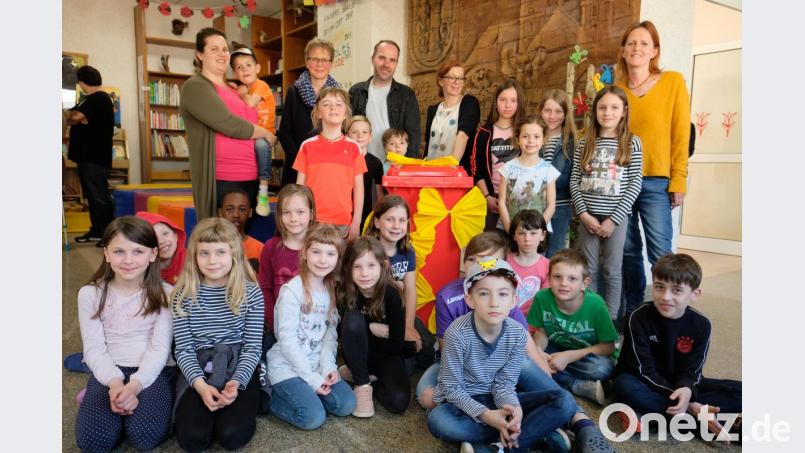 Unser Bild zeigt die Übergabe der Spieltonne durch die Elternbeirats-Mitglieder David Krefft, Melanie Reis, Brigitte Minich und Tanja Schertler an Schulkinder und Schulleiterin. Bild: do