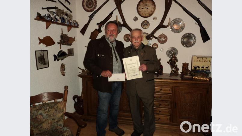 Uwe Deeg (links) ehrt Josef Diermeier. Bild: ksi