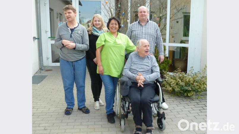 Geovanna Sanchez (Mitte) geht mit zwei Bewohnern vom „Haus Jägerhof“ in Schönsee spazieren. Einrichtungsleiter Christian Hien und Fachdienst Anja Portner freuen sich über die neue Mitarbeiterin. Bild: Portner