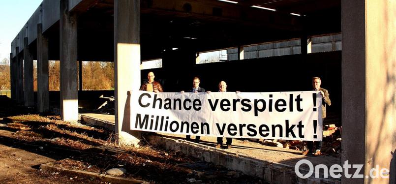 Kecke Aktion der Bürgerliste: Ihr Banner entrollen (von links) die Stadträte Christian Deglmann, Philipp Beyer, Stefan Rank und Reinhold Wildenauer im auf das Beton-Skelett zurückgebauten Sportstättenkomplex der Realschulen. Bild: R. Kreuzer