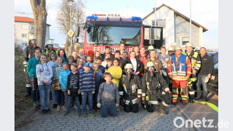 Über eine gelungene Übung konnten sich die Mitglieder des Jugendrotkreuzes, der Jugendfeuerwehr sowie der Feuerwehr freuen. Mit auf dem Bild Kommandant Bernhard Schmidt (zweiter von rechts) und Jugendwart Roland Kaiser (dritter von rechts) sowie die Organisatorin und Gruppenleiterin Monika Stahl (zweite von links). Bild: njn