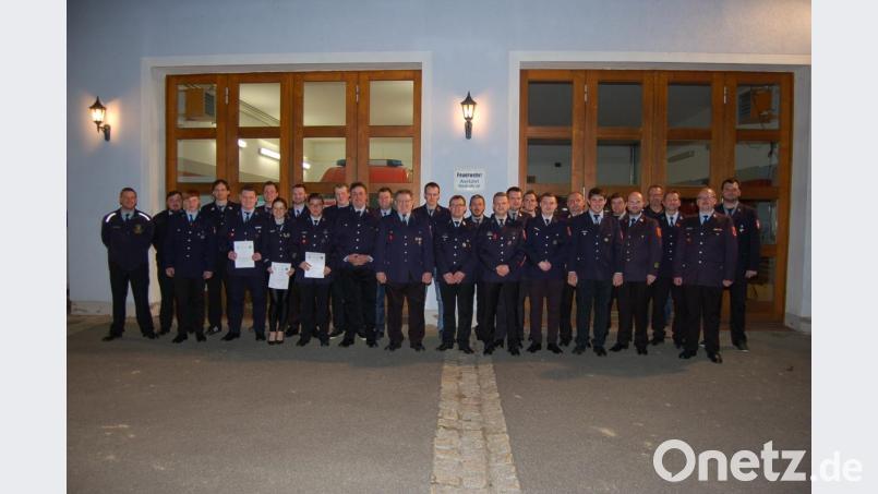 Lehrgangsteilnehmer und Ausbilder freuen sich über die erfolgreich bestandene Prüfung. Bild: fla