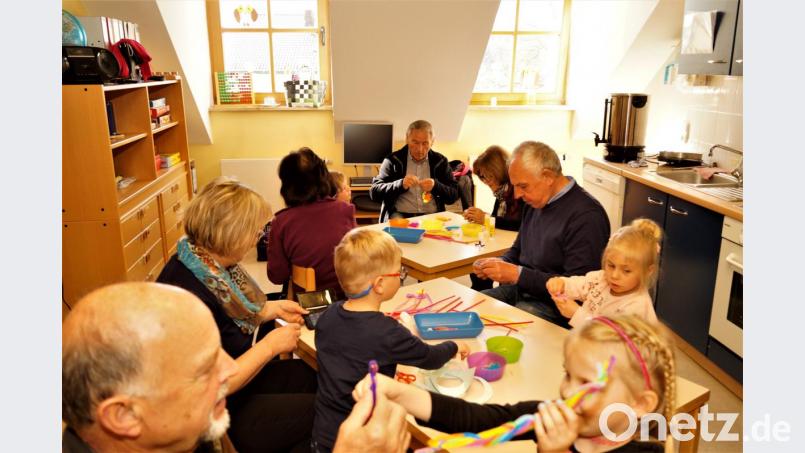 Beim &quot;Oma-Opa-Tag&quot; in der Kindertagesstätte St. Franziskus basteln die Kinder mit ihren Großeltern. Bild: arw