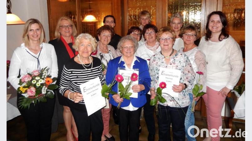 Die neue Ortsvorsitzende Melanie Herrmann (rechts) und Kreisvorsitzende Sabine Habbla (Zweite von links) gratulieren den Damen der ersten Stunde: Verena Micklisch-Stahl, Katharina Biermeyer, Mathilde Olischer, Simone Walter, Emmi Horn, Lore Heindl, Alexandra Pfau, Elisabeth Veigl, Helga Vogel, Barbara Dierl und Tanja Hertel (von links). Bild: hai