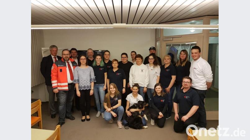Freudestrahlend feiern die neuen Sanitäter ihren Abschluss im HvO-Heim. Ihnen gratulieren Hermann Regler, Jürgen Göppl und Sandro Galitzdörfer (von links) Bild: bk