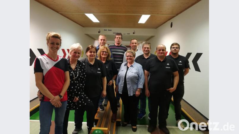 Christiane Bäuml, Norma Trassl, Claudia Braunreuther, Petra Götz, Rosa Kastner, Andreas Braunreuther (vorne von links), Christian Kastner, Peter Merkl, Hans-Jürgen Pöll, Alexander Kastner und Marius Böhm (hinten von links) sorgen dafür, dass bei den Gut-Holz-Keglern auch weiterhin alles in geordneten Bahn verläuft. Bild: ak