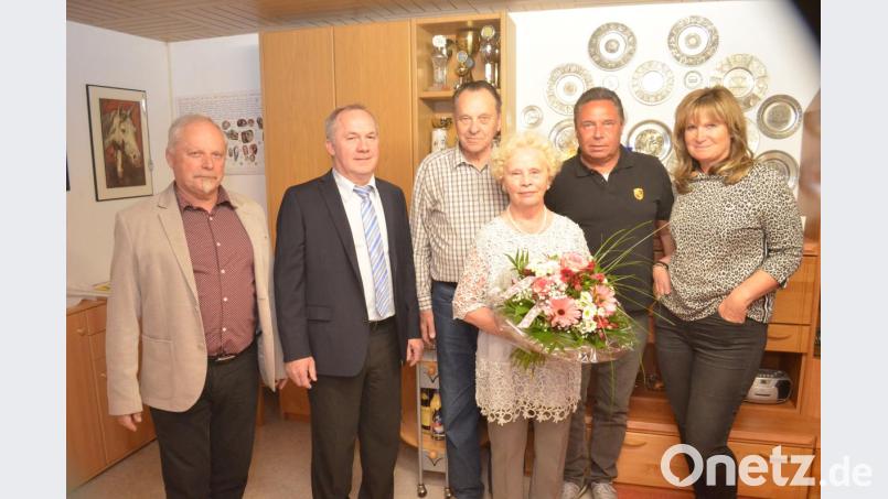 80. Geburtstag feiert Wanda Engel. Karl-Heinz Buchberger und Bürgermeister Gerhard Scharl (von links) gratulieren im Namen der Gemeinde. Bild: fz