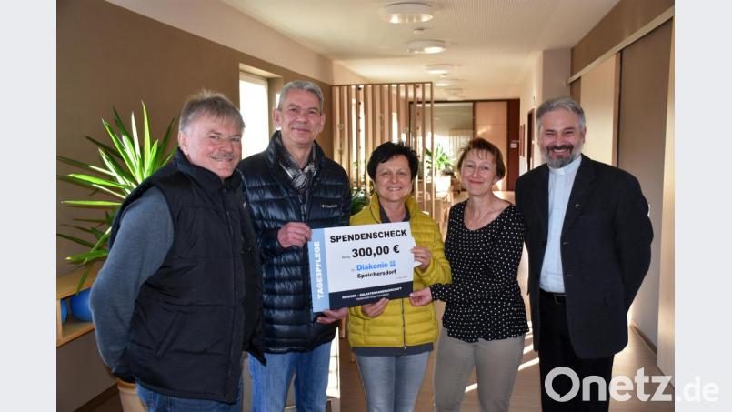 Die Vorsitzenden Roland und Norbert Veigl überreichen ihre Spende an die Tagespflegeleiterinnen Maria Reiß und Karina Volkmann sowie an den Vorsitzenden des Diakonievereins, Pfarrer Dirk Grafe (von links). Bild: hai