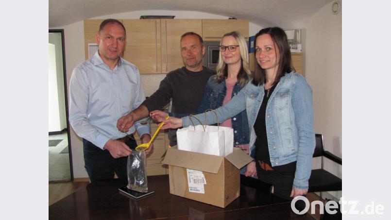 Ulrike Fuhrmann und Michaela Fichtner von der Verwaltung, Bauhof-Mitarbeiter Werner Blendl und Bürgermeister Richard Kammerer haben Saatgut für "Blühende Landschaft" abgewogen und in kleine Samentütchen verpackt. Bild: sei