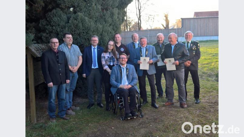 Wahlen und Ehrungen standen bei den Sulzbacher Feuerschützen auf der Tagesordnung. Von links Josef Luber, Stefan Frank, Bürgermeister Michael Göth, Katharina Meisenhelter, der neue Erste Schützenmeister Eugen Meisenhelter, Herbert Bauer, Kurt Falk, Leo Högner, Klaus Staszek und Gauschützenmeister Dietmar Beyer, vorne Oberschützenmeister Jürgen Weiß. Bild: exb