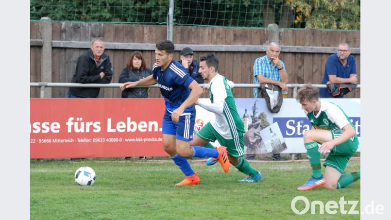 Derby in der Landesliga Nordost: Der SV Mitterteich gastiert am Samstag um 16 Uhr beim FC Vorwärts Röslau. Im Hinspiel (Szene) trennten sich beide Mannschaft 1:1. Von links: Mohammad Tamo (Röslau), Kevin Krassa und Nico Stark (beide Mitterteich). Bild: gb