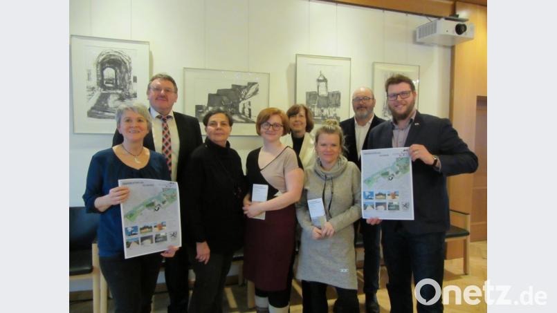 Adolfine Nitschke, Bürgermeister Hans-Martin Schertl, Dorothee Schulze Zumhülsen, Vlasta Hrabětová, Hana Kristová,Zdeňka Kučerová, Zdeňka Kučerová, Übersetzer Jiří Franc und David Vereš (von links) haben das internationale Kunstprojekt in Vilseck fest im Blick. Bild: aks