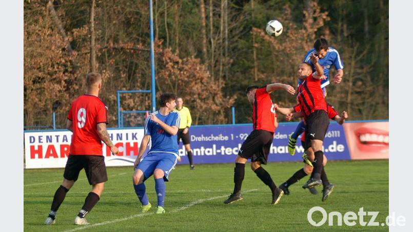 Ein 0:0 im Nachholspiel zuhause gegen den SC Ettmannsdorf (Bild, Etzenricht in blau) und vorher eine 0:1-Niederlage gegen den ASV Burglengenfeld haben den SV Etzenricht weiter in die Krise gestürzt. Die Chancen auf den direkten Klassenerhalt sinken weiter. Bild: otr