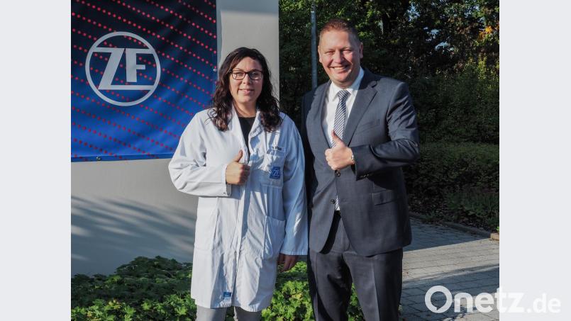Verena Stiegler mit ZF-Personalleiter Michael Detert. Bild: exb