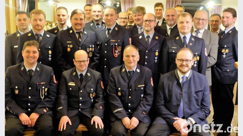 Sichtlich mit Stolz tragen die Geehrten ihre von Landrat Andreas Meier (sitzend re.), KBR Marco Saller ( sitzend 2. v. li.), KBI Wolfgang Schwarz (stehend 10. v. re.) und KBM Gerald Wölf (stehend li.) überreichten Feuerwehrehrenabzeichen des Freistaates Bayern für 25 und 40 Jahre aktiven Feuerwehrdienst. Bild: wlr