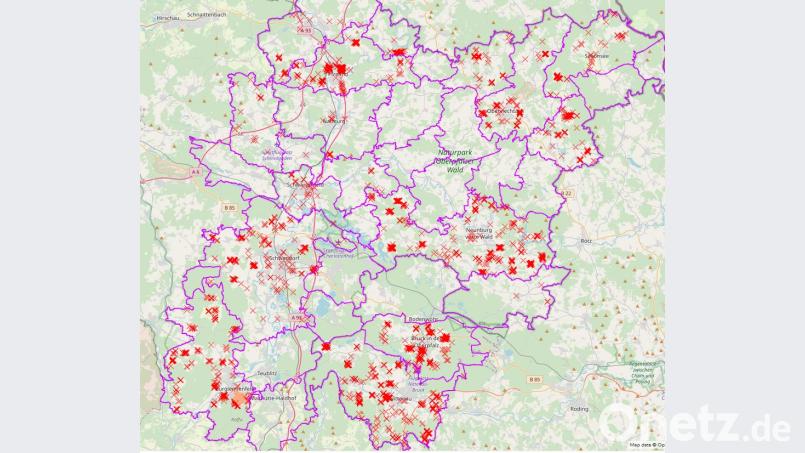 Der Landkreis Schwandorf wickelt federführend für die teilnehmenden Kommunen das Breitband-Bundesprogramm ab. So sollen im Landkreis über 2800 Adressen mit schnellem Internet versorgt werden.Die Karte zeigt die geplanten, auszubauenden Adressen – wobei die roten „X“ FTTB bedeuten, dass also Glasfasern bis ins Gebäude und die Wohnung verlegt werden. Die orangen Plus-Zeichen meinen FTTC – das Glasfaserkabel endet in einem grauen Anschlussverteiler, von wo aus die vorhandenen Kupferkabel bis zum Kunde weiter verwendet werden. Bild: td
