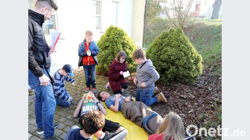 Einen prüfenden Blick hatte BRK-Bereitschaftsleiter Sven Lehner (links) beim Versorgen der Verletzten. Bild: njn