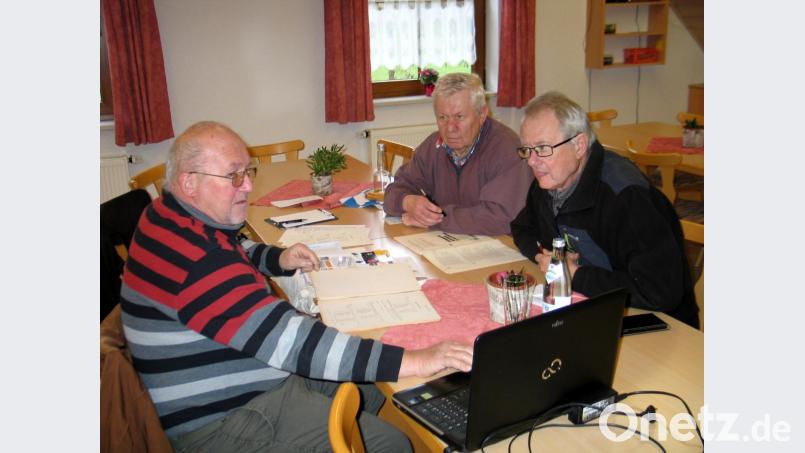 Die Veteranen der Olympia Rallye 1972 und die auch interessierte Motorsportfans können am 3. Mai zum Ahornberger Feuerwehrgerätehaus kommen. Dieter Pinzer, Albert Melzner und Gerhard Greger (von links) haben die nötigen Vorbereitungen getroffen. Bild: bkr