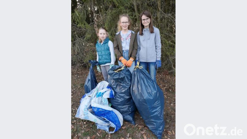 Drei Säcke voller Müll haben (von links) Louisa Krieger, Helena Krieger und Laura Purrer in und um Neuöd zusammengetragen. Bild: no