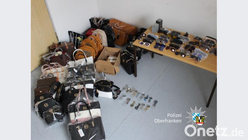 Die gefälschten Sonnenbrillen, Uhren und Handtaschen. Bild: Polizei Oberfranken