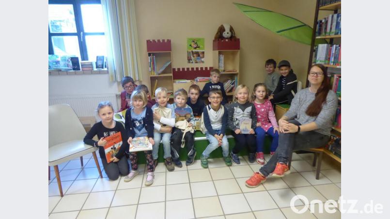 Die Kindergartenkinder erhalten Einblick in die Pfarrbücherei Schmidgaden. Bild: di