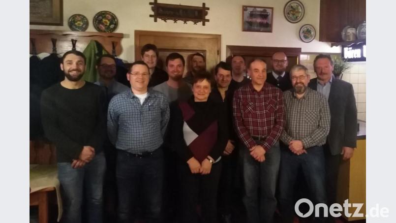 Bei der Jahreshauptversammlung des Ortsverbands kommen Bürgermeister Florian Schopper (von links), Beisitzer Andreas Franz, stellvertretender Vorsitzender Manfred Wolfrath, Beisitzer Bernhard Weidner, Matthias Schopper, Martin Meiler, Margret Höfler, Konstantin Mehler, Thomas Stock sowie Schriftführer Wendelin Bäumler, Landrat Andreas Meier, Kassier Norbert Neumann und Vorsitzender Josef Stangl zusammen. Bild: tok