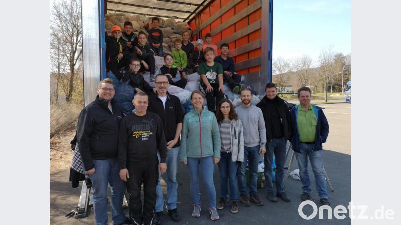 Die Firmlinge und Helfer der Kolpingsfamilie sammelten gebrauchte Kleidung für den guten Zweck. Bild: hir